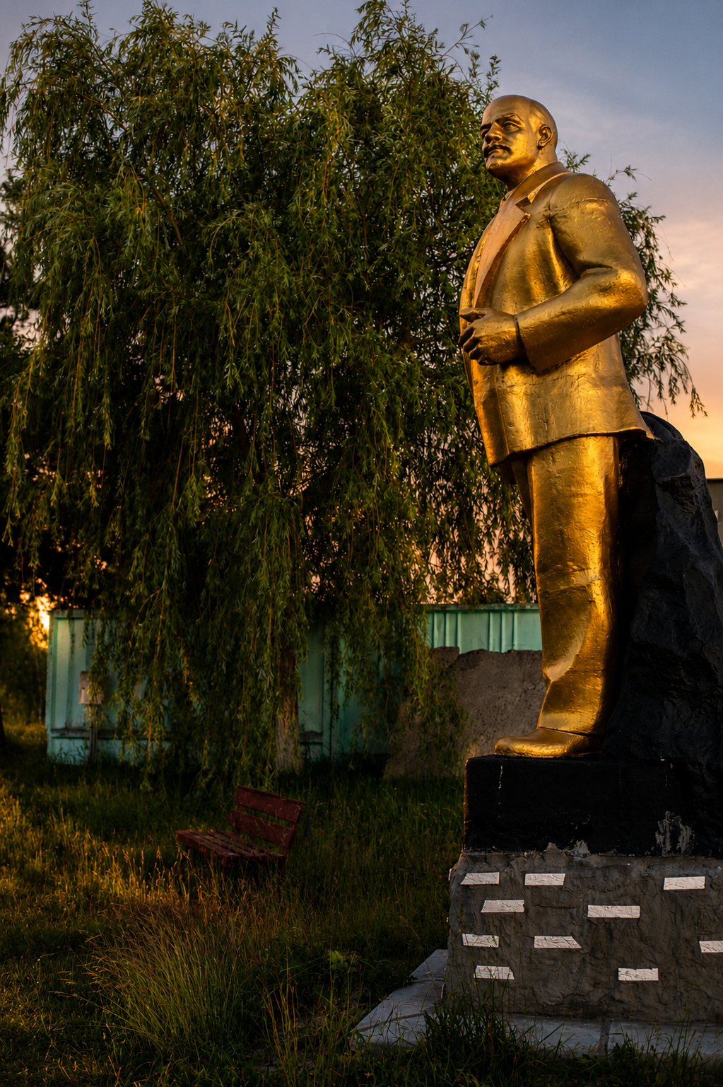 Памятник на территории базы